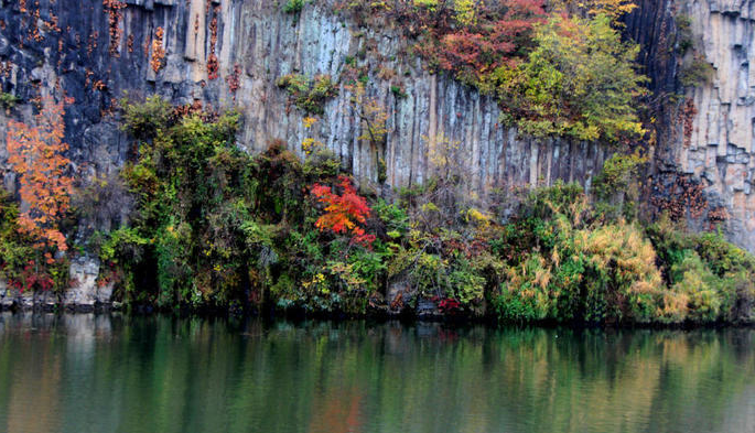 玄武湖景区是黄椅山的核心景区,因岸边有800万年前火山