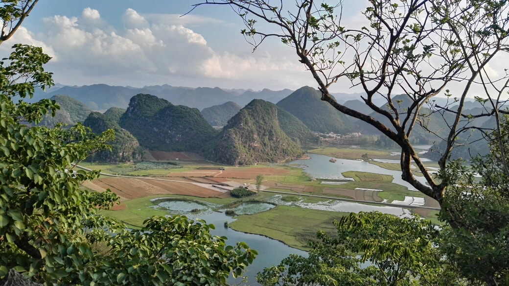 普者黑青龙山的山顶有四个观景平台,日出日落时的景色很漂亮,作为普通