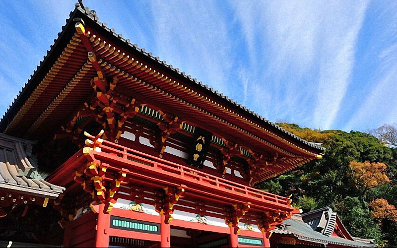 はちまんぐう)设立在日本神奈川县镰仓市祭祀八幡神的神社