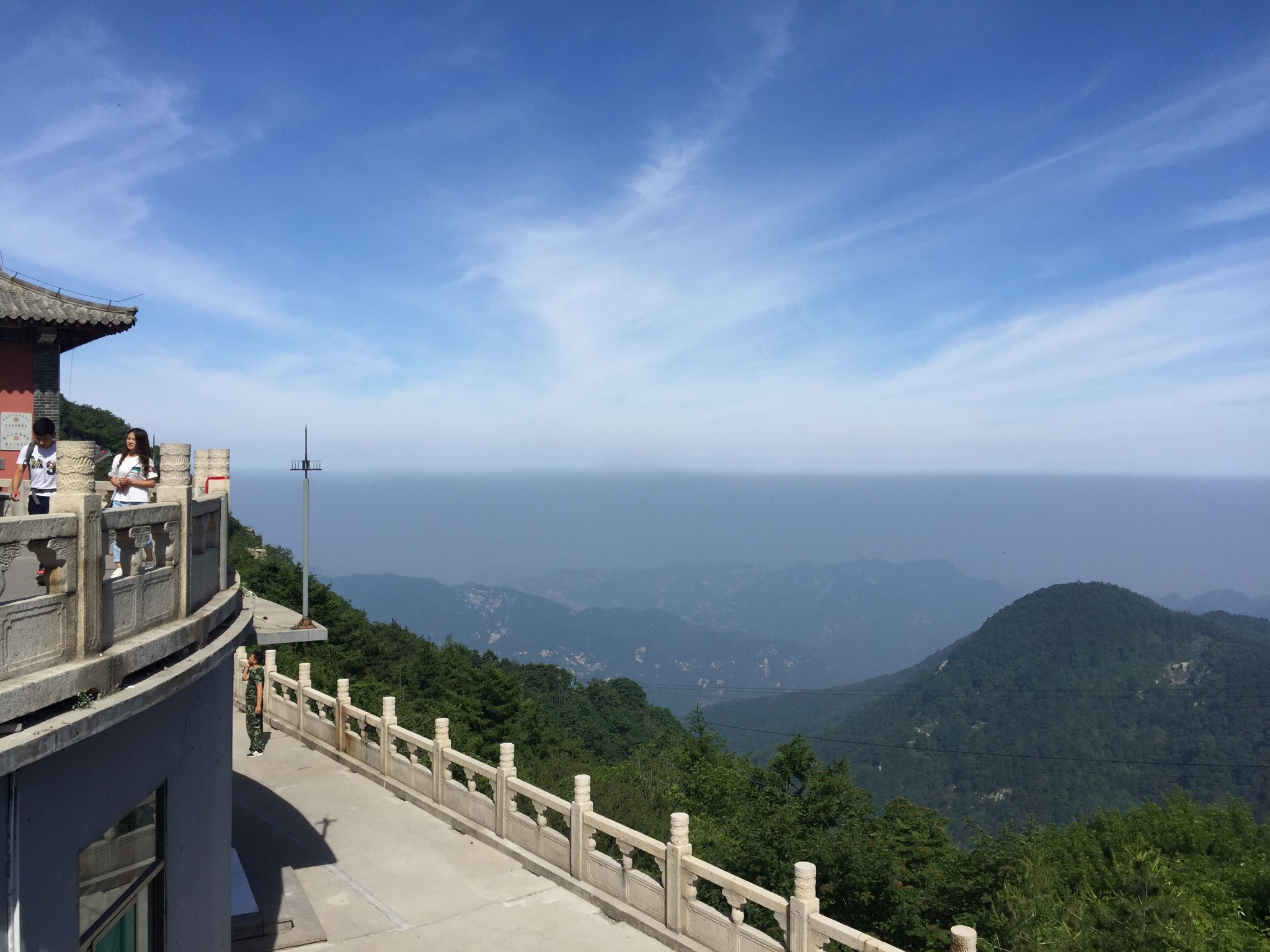 到达南天门,山顶的云层很美,眼前的云划出了一道天际线