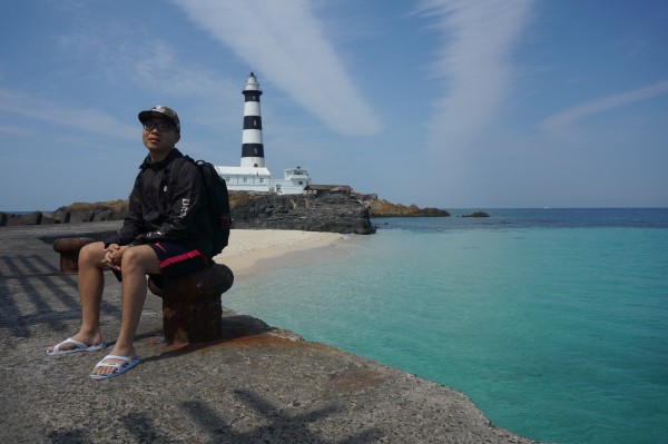 南海游客中心参加一日游行程,上岛后机车或者旅游巴士观光。 目前七美岛以当天往返观光游客为多,下午两点后游客数量少很多,剩下都为停留住一晚的游客,更加可以独享海岸与星空。 鲜有游客,只有山羊和海鸥。这是一个机车停靠不用拔钥匙的小岛。 今日天气一扫昨日阴云,万里无云的晴天,吹着舒服的海风,眼前的景色令人心旷神怡。这是手机镜头拍不出来的感觉。 澎湖最著名的景点--双心石沪。 和昨天下午相比有很大改观。 石沪观赏时间和潮汐规律相关,正常来说涨潮/退潮到将将漫过整个石滬,是最佳的观赏时间,大