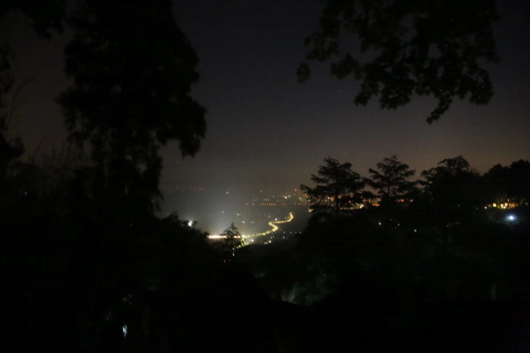 晚上在酒店平台,远处是灯火阑珊,我们远离尘嚣,在山里度过简单安静的