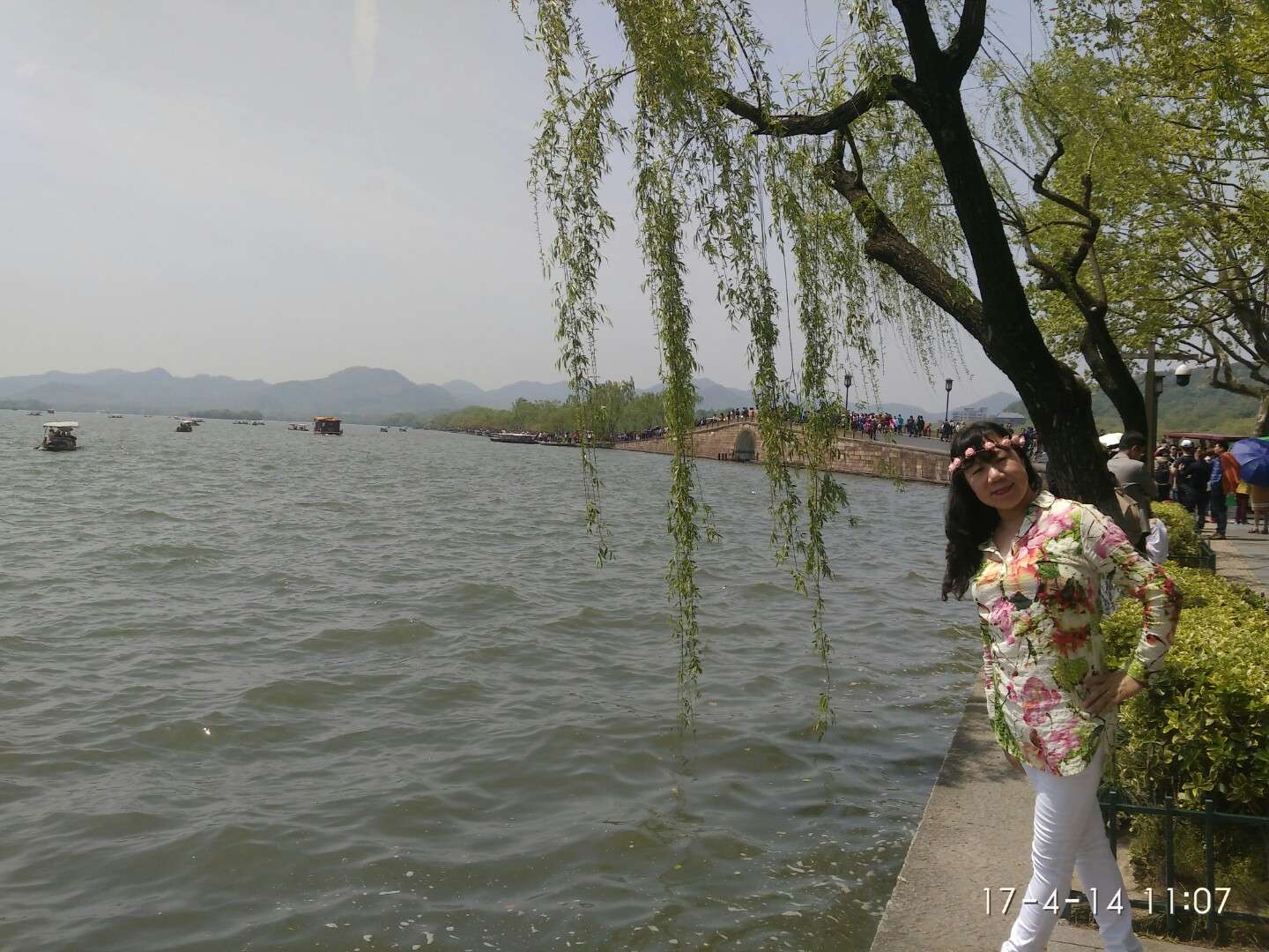 最爱湖东行不足,绿杨阴里白沙堤