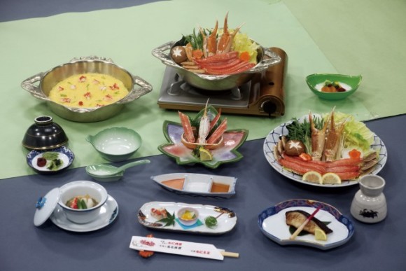 套餐名称:螃蟹肉火锅宴席 北之舞 菜品:8品 1. 前菜 2. 蟹肉豆腐 3. 醋汁帝王蟹&雪蟹 (小份) 4. 帝王蟹&雪蟹刺身拼盘 5. 雪蟹螃蟹锅(图片中显示为2人份份量,实际为1人份份量) 6. 炸蟹肉壳 7. 日本杂炊 8. 水果酸奶 套餐名称:螃蟹肉火锅会席 银之舞 菜品:9品 内容: 1.