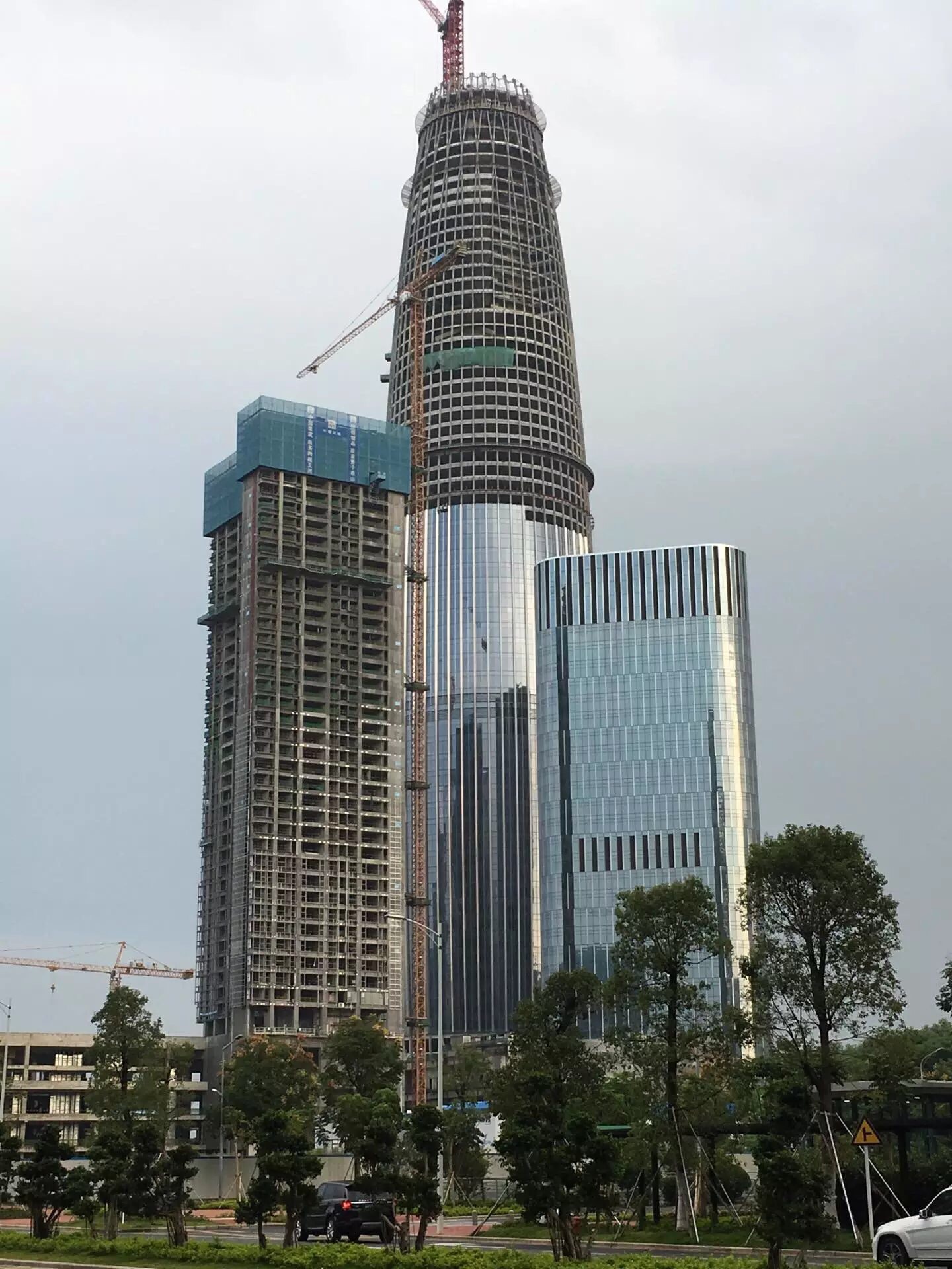 正在建设中的华润中心总部大厦如雨后春笋般拔地而起.