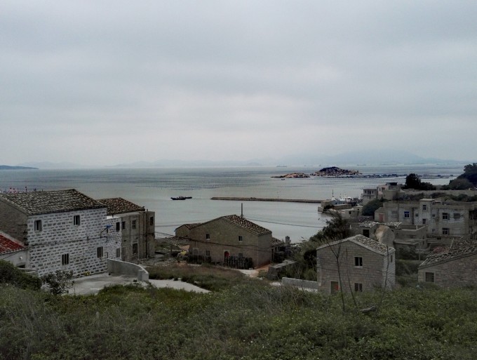 大福村的东边山连成一脉,共同组成海坛国家重点风景名胜区青观顶景区。区内原以丘陵石景、 岬角海湾、寺庙建筑为主要景观特色,主景点"一片瓦"已有道路直通,慕名前来游览的旅客四季不绝。 该次军演为中外所瞩目,展示了人民解放军的雄厚实力和维护国家统一的决心,对于打击"台独"分子分裂祖国的可耻活动、打击反华势力、捍卫国家主权利领土完整,起到了十分重要的作用。老虎山作为演习的重地而藉此扬名。这里,部队为演习需要构筑的观礼台、飞机场、坑道壤沟等军事设施,规模宏大,蔚为壮观。这