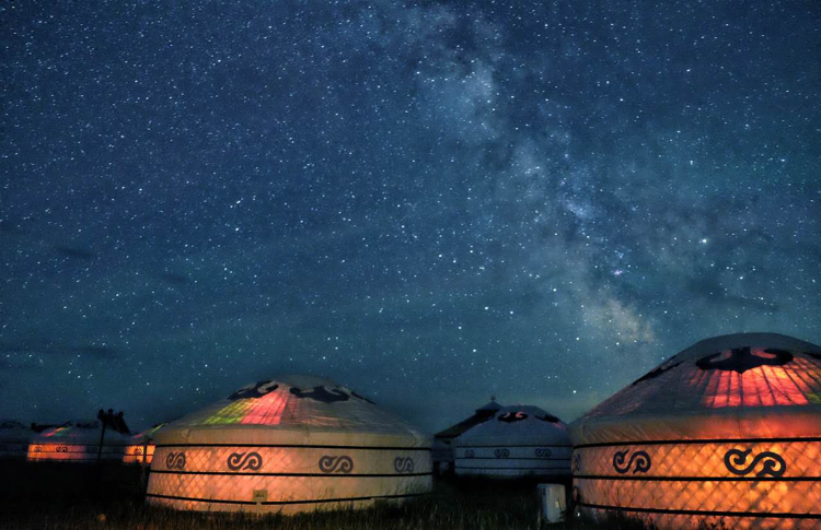 而且里面条件也是不错的,给您发一个我客人前几天在蒙古包拍的星空,占