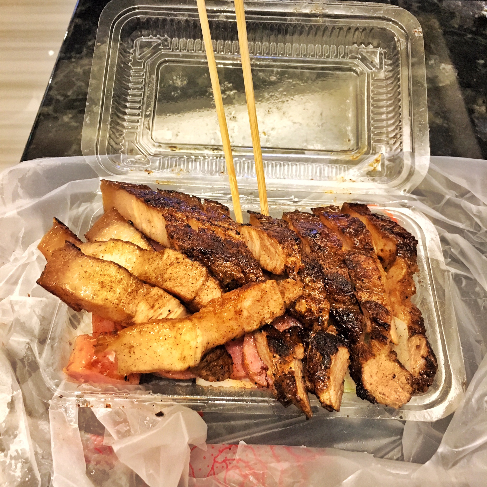 回到垦丁大街,把【原住民铁板烤肉】打包一份带回民宿吃!完美!