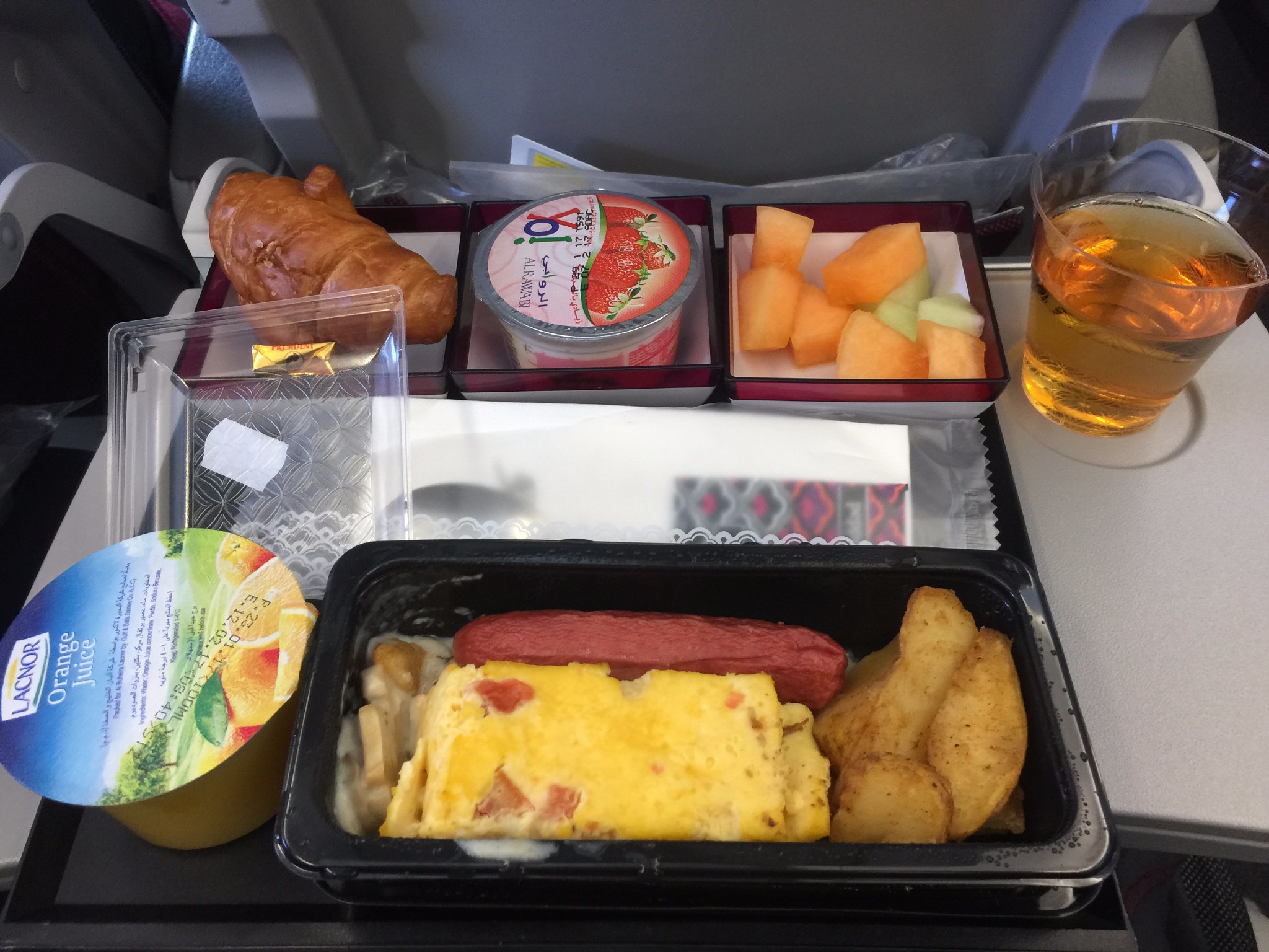 这两趟飞机,吃飞机餐都吃到我们很饱了.
