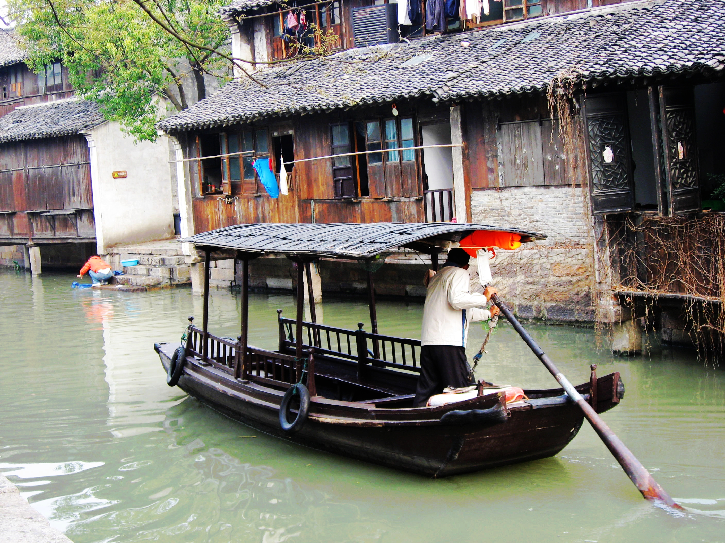 摇橹的船家,偶遇一景,河道比较窄,两侧可供玩乐的活动也不多.