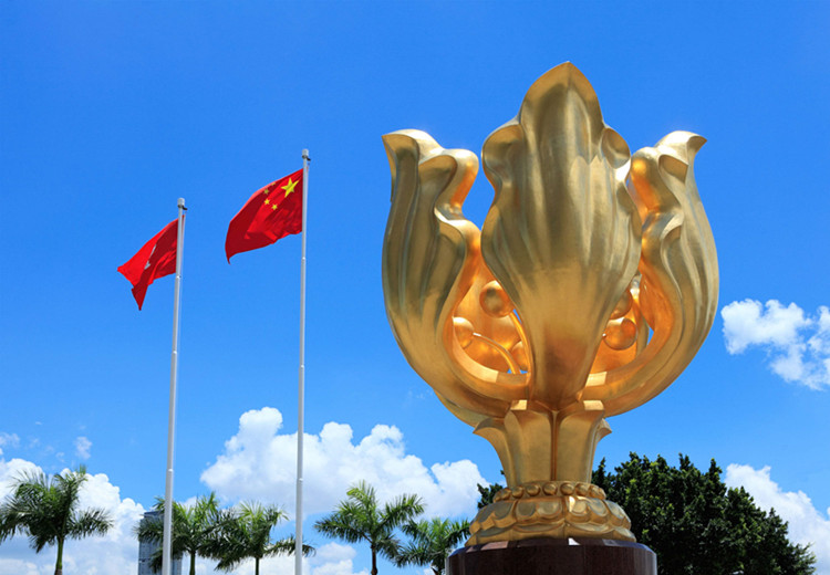 "永远盛开的紫荆花"面朝维多利亚海港,寓意着香港永远繁荣昌盛