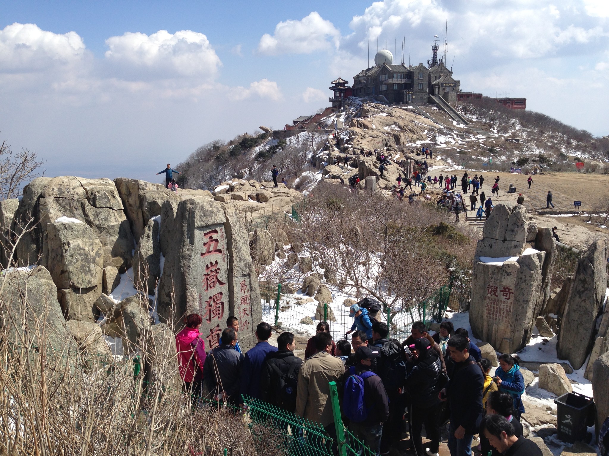 来到玉皇顶,山顶风光 景色不错就是没有想得高啊 到最高处扫个全景