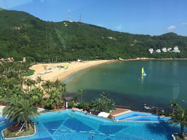 睡了个大懒觉,从酒店有直接到九州港码头的大巴,我们提前订好中午12点多的车,大概40分钟就到了。进了码头就能看见clubmed的标志,直接在这里就可以办理入住手续,行李托运给他们,直接就给送到房间去了,非常方便!给每个人发了手环,在东澳岛这几天手环就是入住客人的凭证,去哪儿都畅行无阻啦! clubmed的包船每天往返一班,下午2点40开船,我们到的时间还早,就在码头吃了顿麦当劳,边上小摊儿上买了杯凉茶,味道很浓很好喝! 坐船1个小时便到了东澳岛!一下船就有热情的GO在迎接我们,安排大家上摆渡车,他们的热