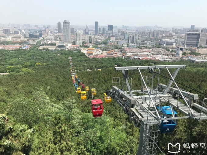 小学时候读书就知道,这座城市的三大地标景点:千佛山,大明湖,趵突泉。当年的课文专门讲了趵突泉,实际上这些年来,趵突泉的汩汩泉水都快变成可遇不可求的景象,所以此行我就华丽选择了前面两个地方,第一站就是千佛山。 作为城区南边的名山,海拔不高,路途不远,凭高而望,最能一览一座城市的起伏山水风貌。 登山,逛博物馆或者大学,晨跑刷一圈儿,可能是这几年下来,我来到陌生城市之后最习惯的三件事儿。