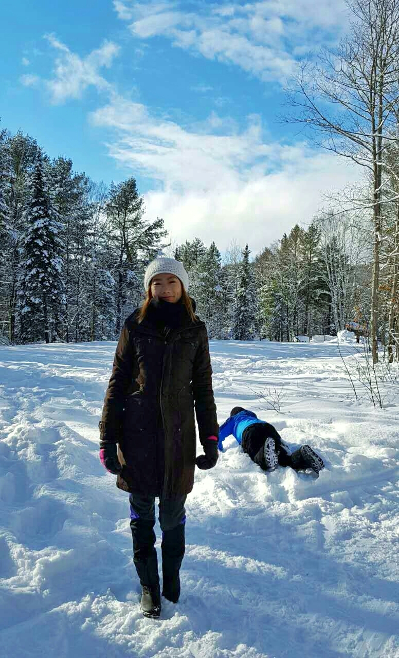 优美的雪景,女儿忙着美美的拍照.儿子就是在雪地里爬行.