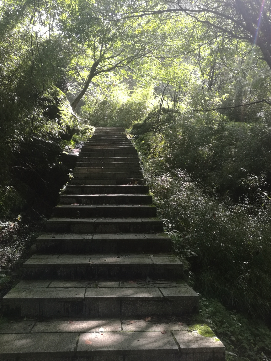 天开眼,初登摩天岭