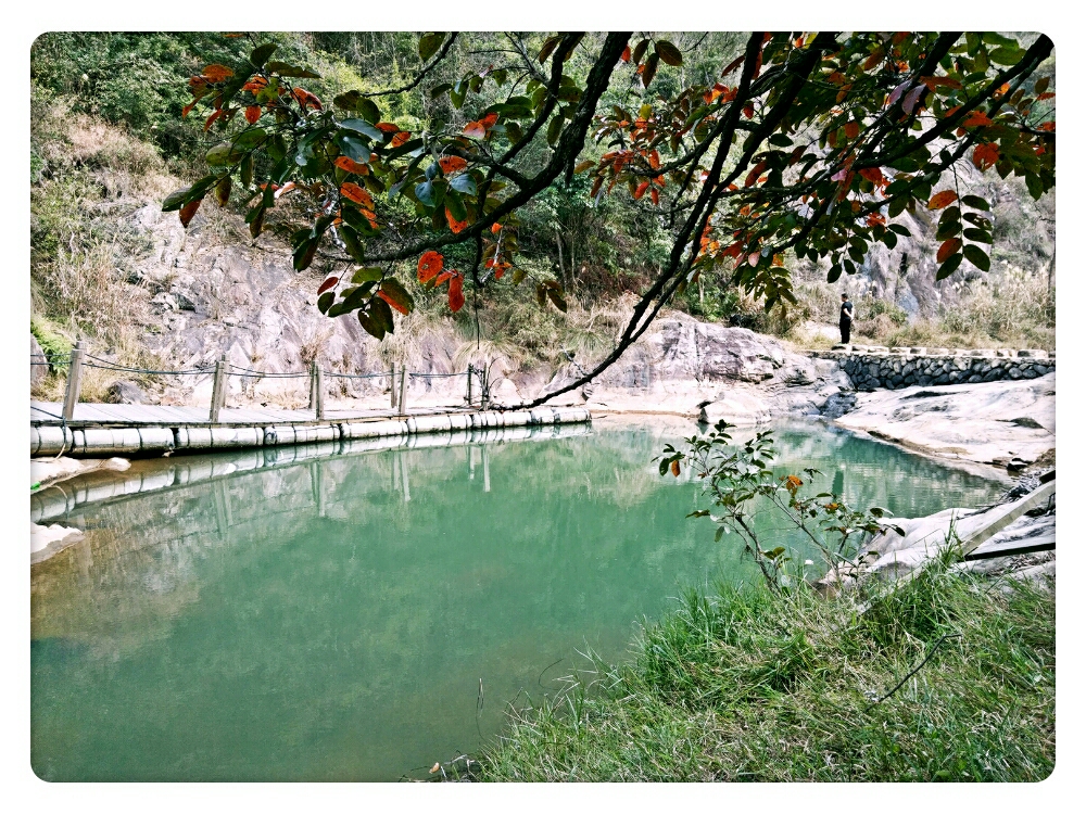 建议夏天去,金钟潭和情人谷水量大会更美,还有就是避开出游高峰期.