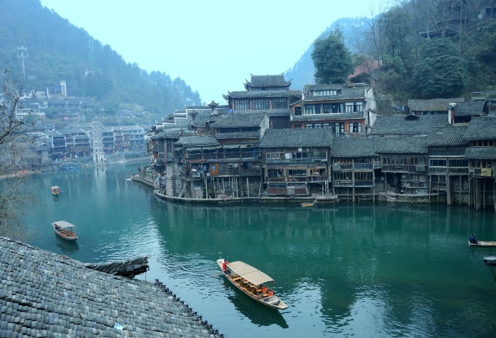 四月份去凤凰古城热吗?天气怎么样往年?会不