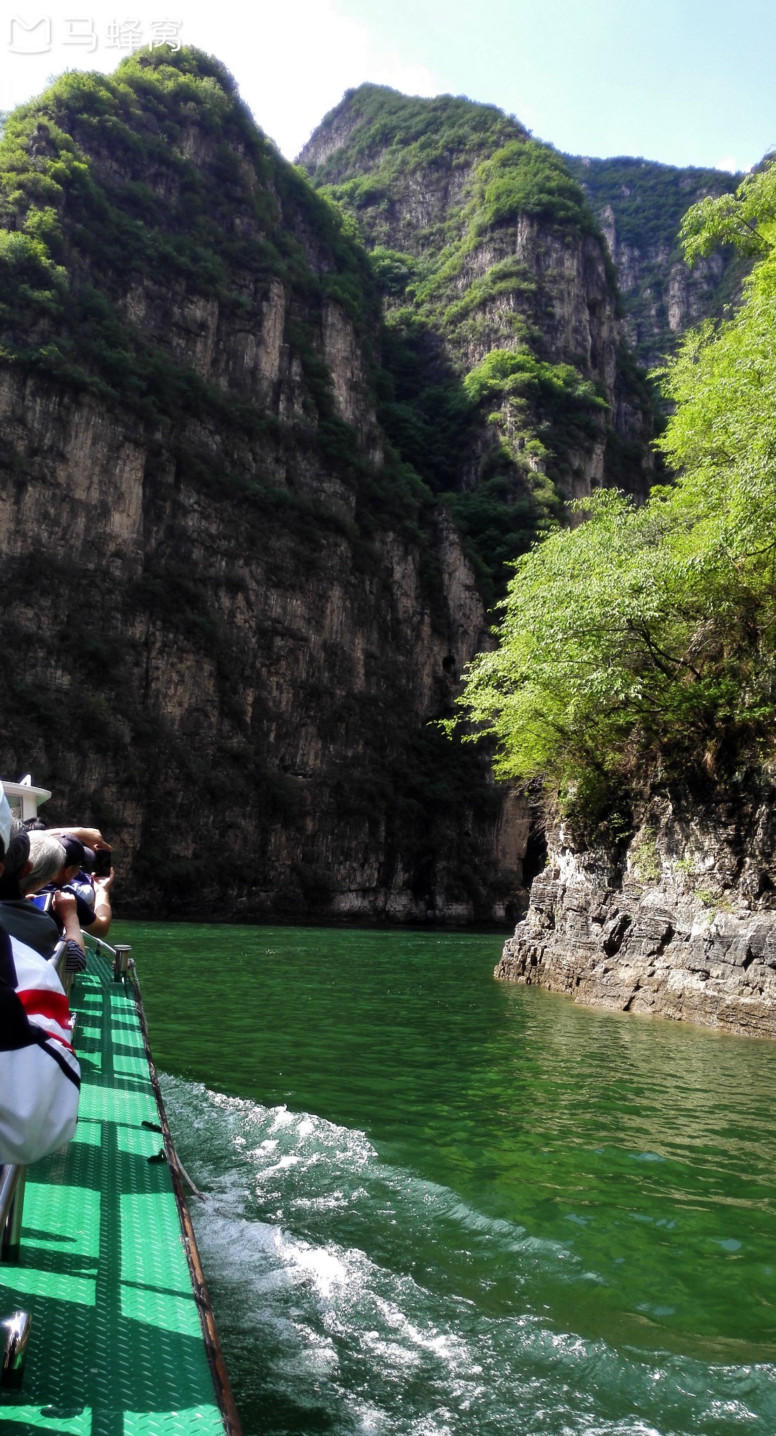 龙庆峡峡内船只往来,波涛拍岸.