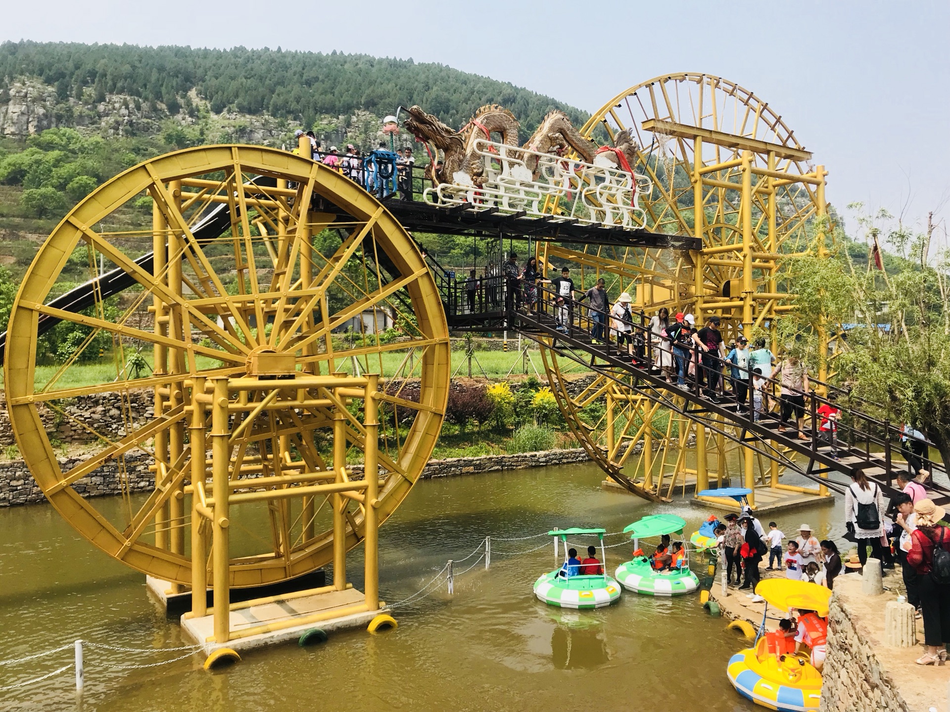 套风景区游玩   可以选择步行还是花5元/人坐电瓶车或公交车上景区