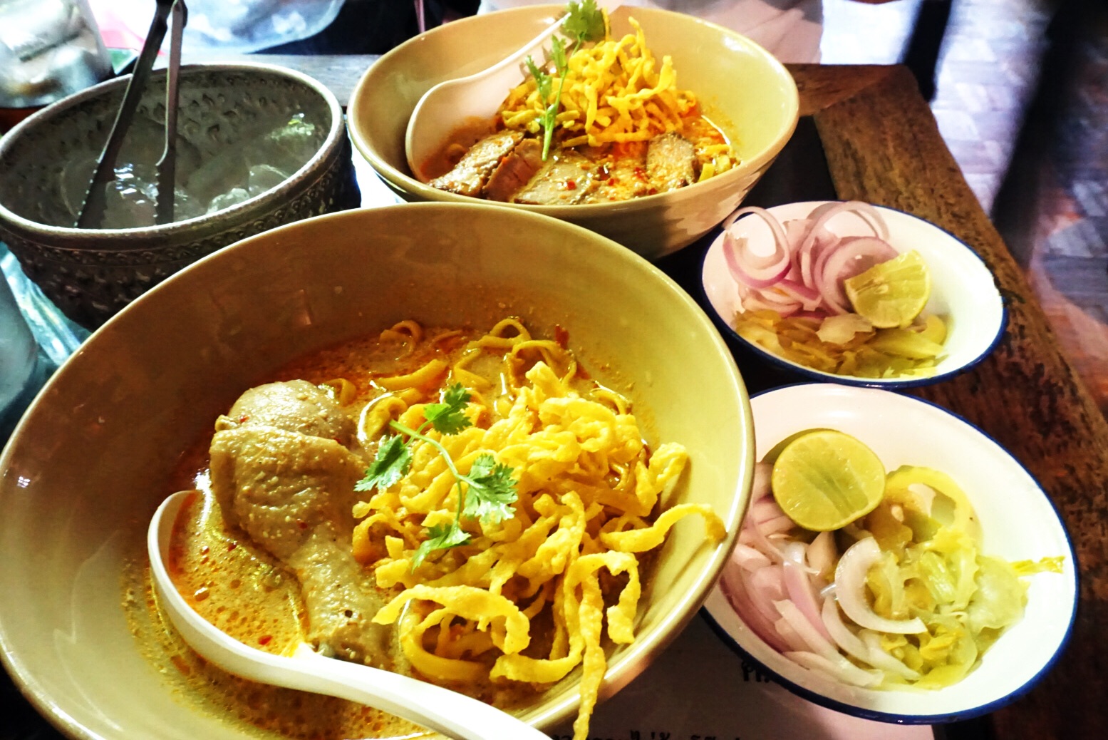 咖喱香脆面" 咖喱面(khao soi),翻译过来意为"切米",是泰国北方着名