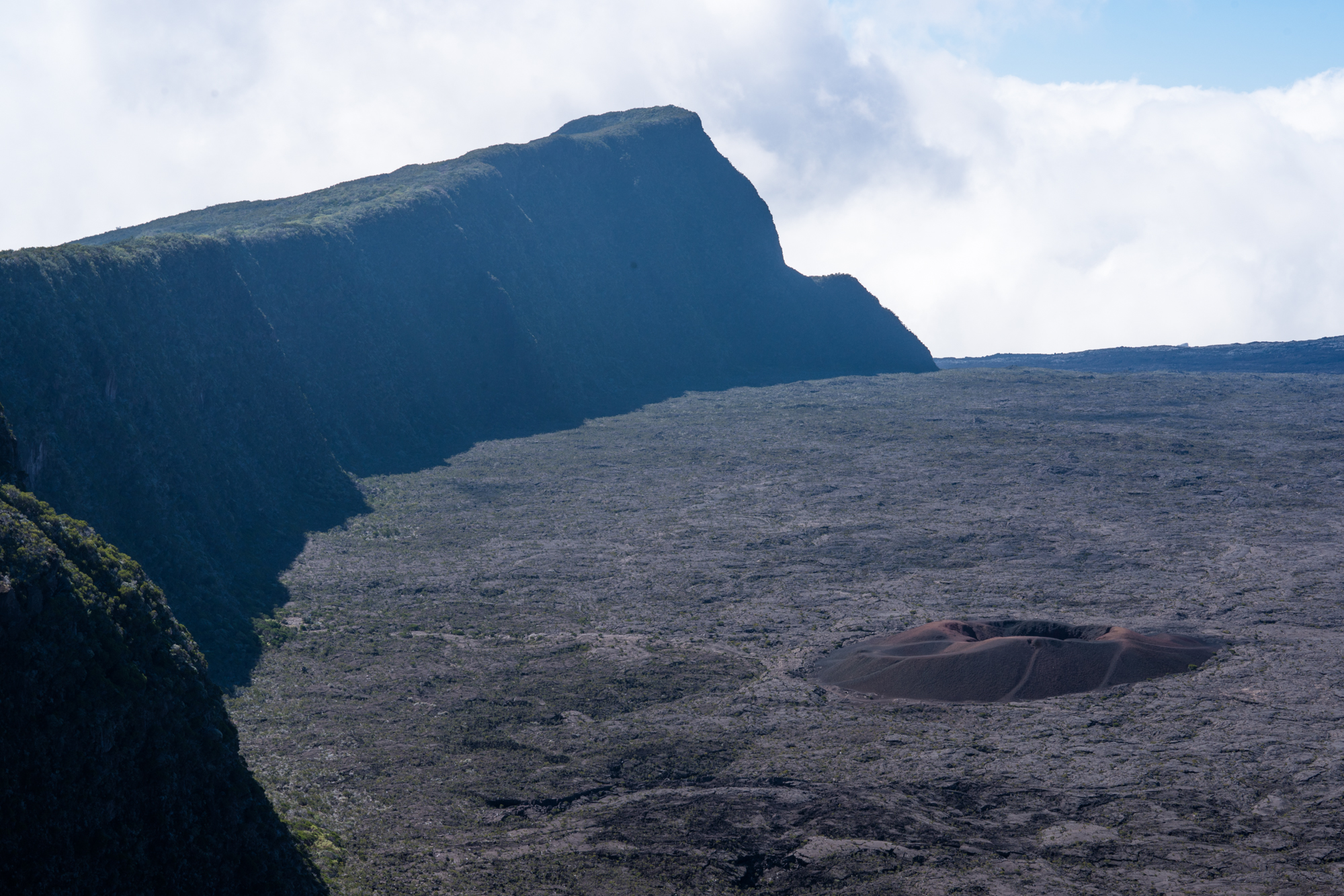 留尼汪岛上有两座火山,一座是死火山,本岛昔日的缔造者,印度洋的最高