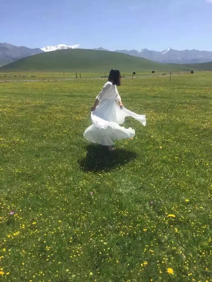 穿着白裙子在草原上奔跑,那感觉美极了!