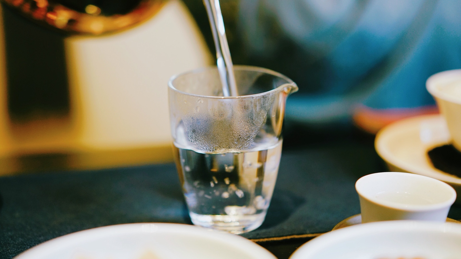 西湖龙井茶怎么泡-中投法   准备一个透明玻璃杯,倒入约杯子三分之