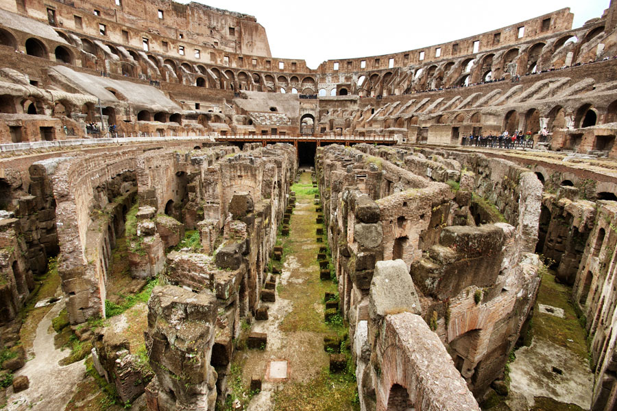 您可以看到特有的罗马建筑形态和砖石结构,以及还原的斗兽场的地面