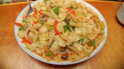 揪的小的面片入锅称"指甲面片",大一些的叫"拦咀面片".