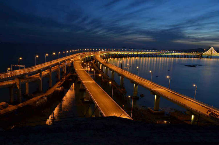 回程乘车游览星海湾跨海大桥,同时车览星海广场的美丽夜景