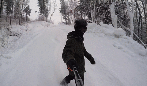 加拿大小伙儿 mike 骑着雪地摩托一遍遍带我们上山,  开得超快,  还