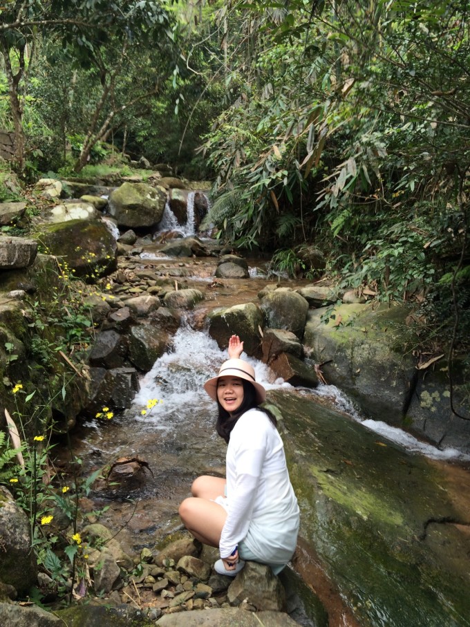 旗山森林温泉度假村,单程约15公里;地势平缓,骑行较为容易。 度假村旗山森林公园,单程约15公里;山路蜿蜒,骑行较为吃力。 旗山森林公园景区内登山,从容地逛完约4个小时。 如果不是对骑行感兴趣的,是想去旗山森林公园玩的话,可以在旗山路口,坐面的有面上山(票价40-50元/车),时间约50分钟。 食宿:在旗山国家森林公园里有很多山寨,可提供吃住,从售票大门进去后可遇到几个山庄,内有饭店跟旅社。骑行登山耗体,大家带好干粮。 衣物:景区内流泉飞瀑清凉,大家最好带件外套,也防蚊虫叮咬。 暮春之时,初夏未至。