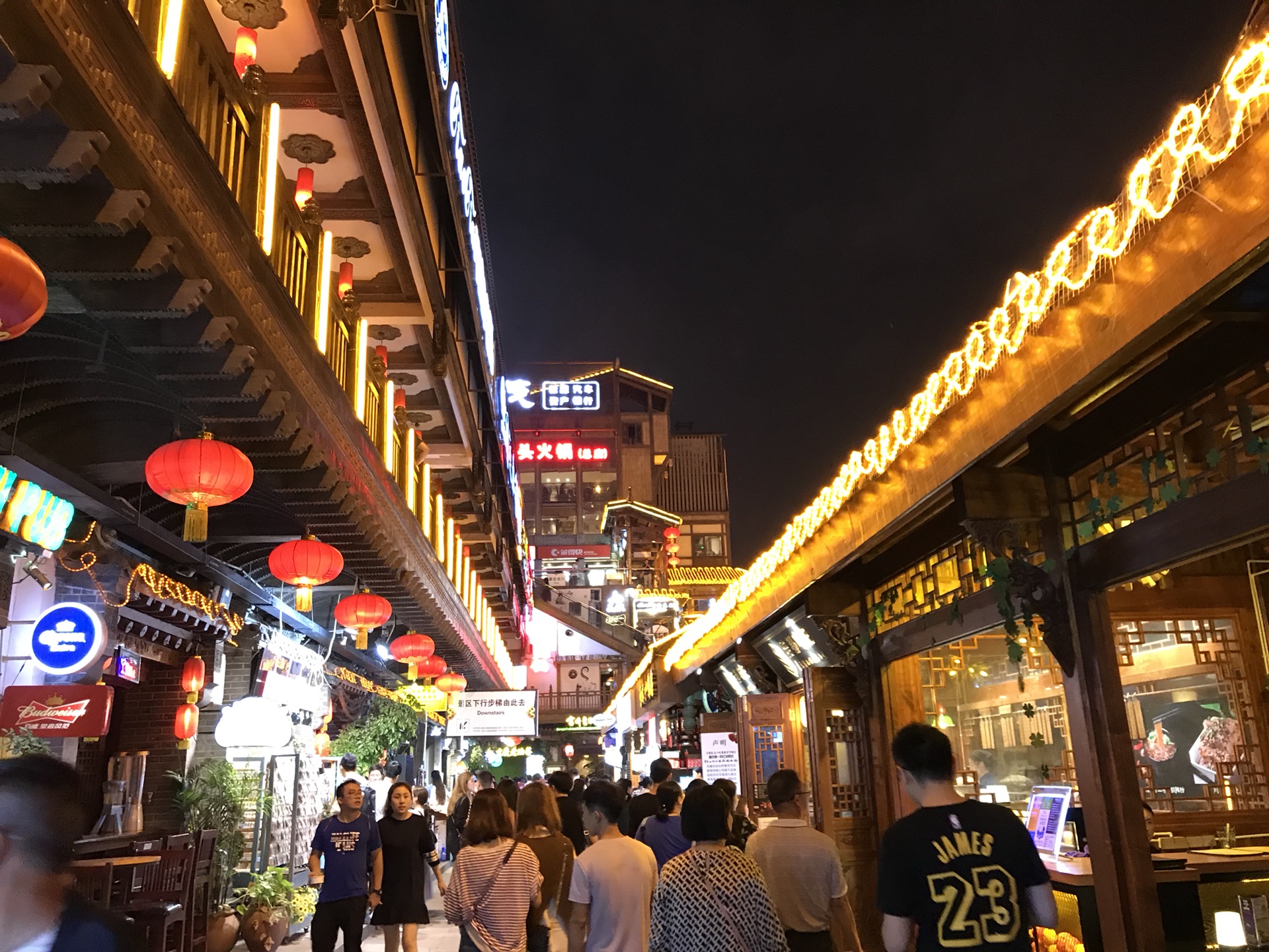 洪崖洞异国美食街       