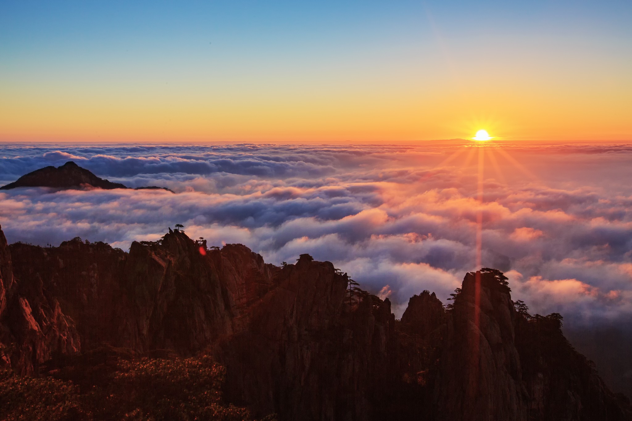 来黄山必然是要看最为称赞的"黄山五绝"(奇松,怪石,云海,温泉和冬雪)