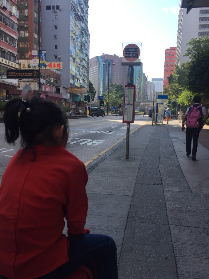 。9点多就到长隆了,我们订的是里面夜宿鲸鲨馆,姐姐同学来过,而且超爱各种海洋馆,这个夜宿体验太棒了。有大型行李免费寄存券,鲸鲨馆里还有个小储物柜,适合放当晚的睡衣,换洗衣物等。我们到的比较早,拿到了最好的帐篷位置,看过攻略说让工作人员帮搭,当晚只有一家自己搭的帐篷。 东西放好,协议签好,开玩了。 夜宿是包含2日票的,我们就带着娃先玩起来,周日进园的,人还好,每个项目基本就排个5-10分钟队。除了过山车身高不够,2天把所有项目都玩遍了,激流勇进是第二天玩的,觉得长隆还是蛮适合幼儿园和小学低年级娃的,还