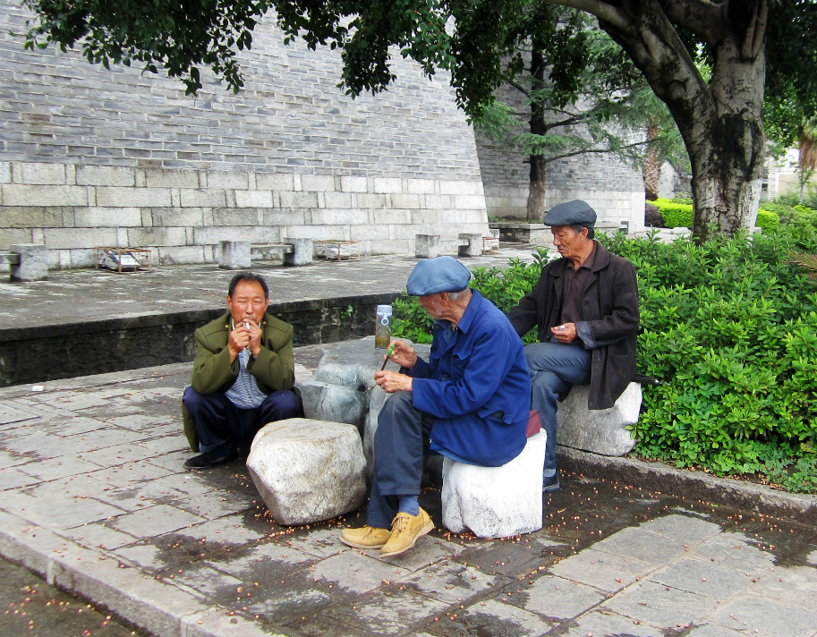 古城北门遇到的当地老人,悠闲的喝喝茶抽抽烟!