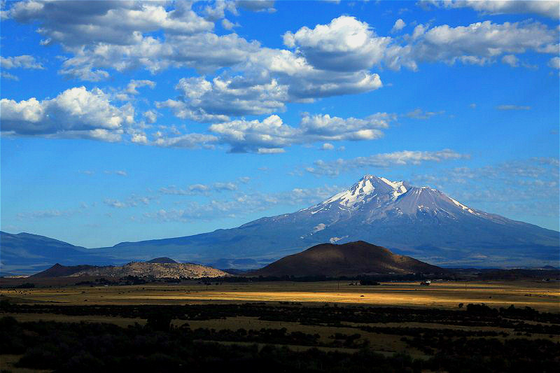 美国加州北面的沙斯塔山(mt.shasta)是一座死火山 海拔4316米.