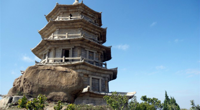 姑嫂塔在石狮宝盖山,又称万寿塔。它建于南宋绍兴年间,已经有800多年的历史。姑嫂塔背靠泉州湾,面临台湾海峡,有关锁水口、镇守东南的气势,所以又叫做关锁塔。南宋时期,泉州港是世界上最大的贸易港口之一,对外贸易十分繁荣,与七十多个国家和地区有生意往来。当时姑嫂塔成为了海上行船的航标。