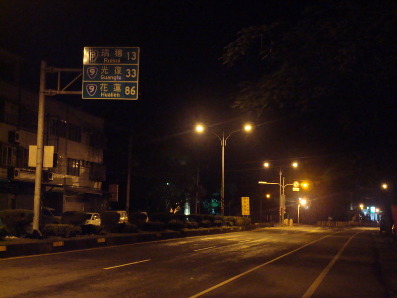 凄冷的雨夜,昏黄的灯光下,我一个人独自旅行.