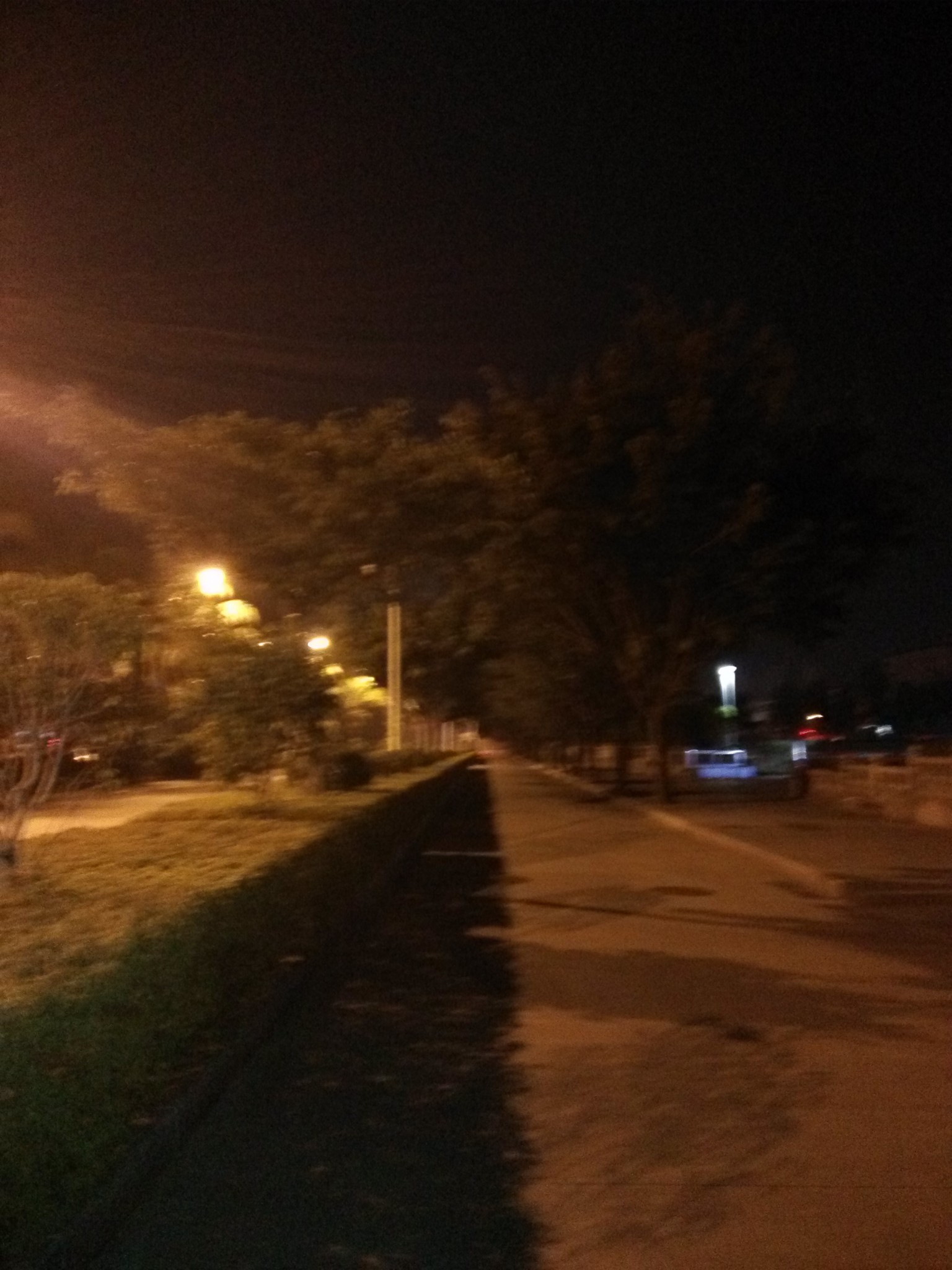 凌晨5点38分,走在清冷的街道上,没有觉得因为一个人而觉得