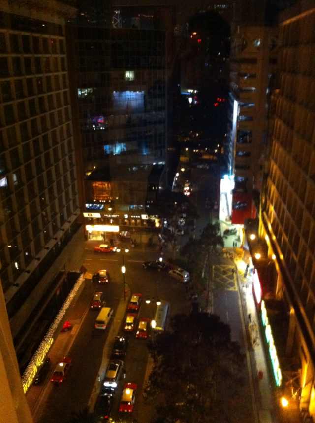 房间拍的酒店楼下,大约晚上9点多,有些车,但是很安静.