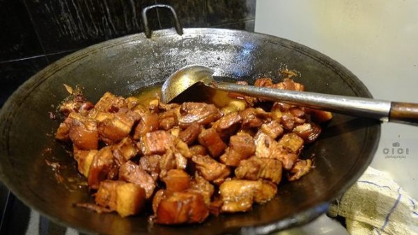几乎每一家毛豆腐都说自己是舌尖上的毛豆腐,价格差不多。我们挑了一家人多的来品尝。要说毛豆腐到底有多好吃呢,大概是我作为广东人,不太懂欣赏,觉得它比一般的豆腐,口感要稍微硬一些,也没有臭豆腐的浓烈气味,用油煎后,佐以葱、姜、糖、盐及肉清汤、酱油等烩烧而成,吃一口,醇醇豆香,不会像它的外表那么令人害怕。 关于毛豆腐的来历,这里有个传说,相传,朱元璋一次兵败徽州,逃至休宁 一带,腹中饥饿难熬,命随从四处寻找食物,一随从从草堆中搜寻出逃难百姓藏在此处的几块豆腐,但已发酵长毛,因别无它物,随从只得将此豆腐放在炭火上