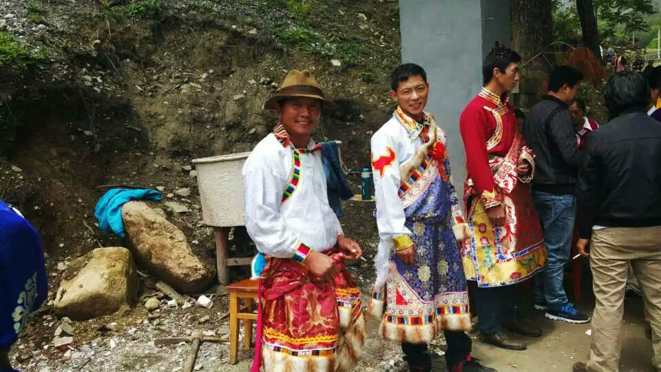 云南省六库地区贡山县丙中洛乡秋那桶村的怒族兄弟,最近有人举行了