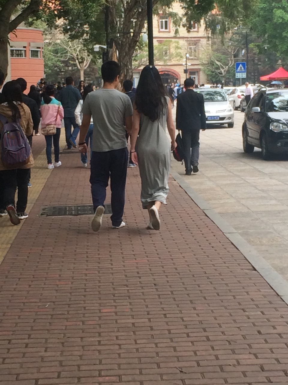 偶遇一对校园情侣,背影美女噢,我追了几十米,回眸一笑让我瞬间幻灭