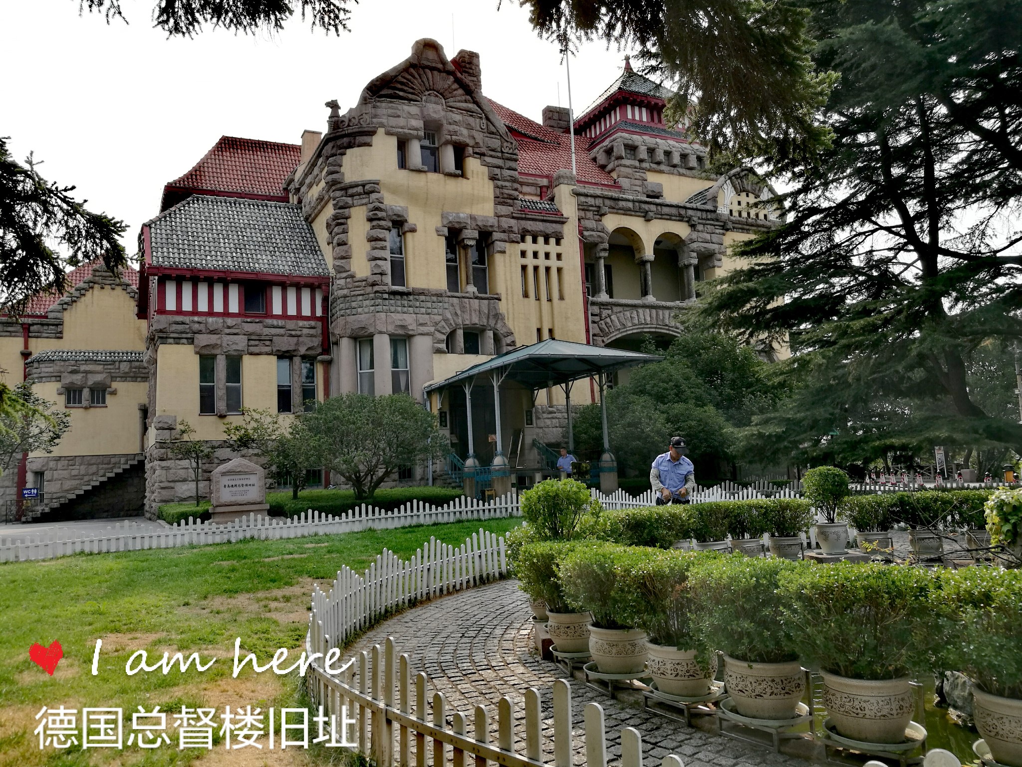 青岛德国总督楼旧址博物馆(迎宾馆)是历史遗址博物馆,位于