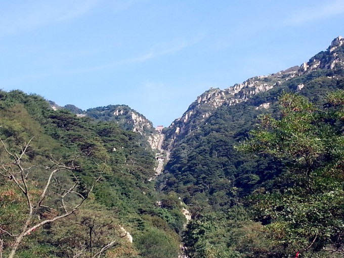 大家谁爬过泰山,请问全程爬下来需要多长时间,白天爬不看日出山顶冷吗?