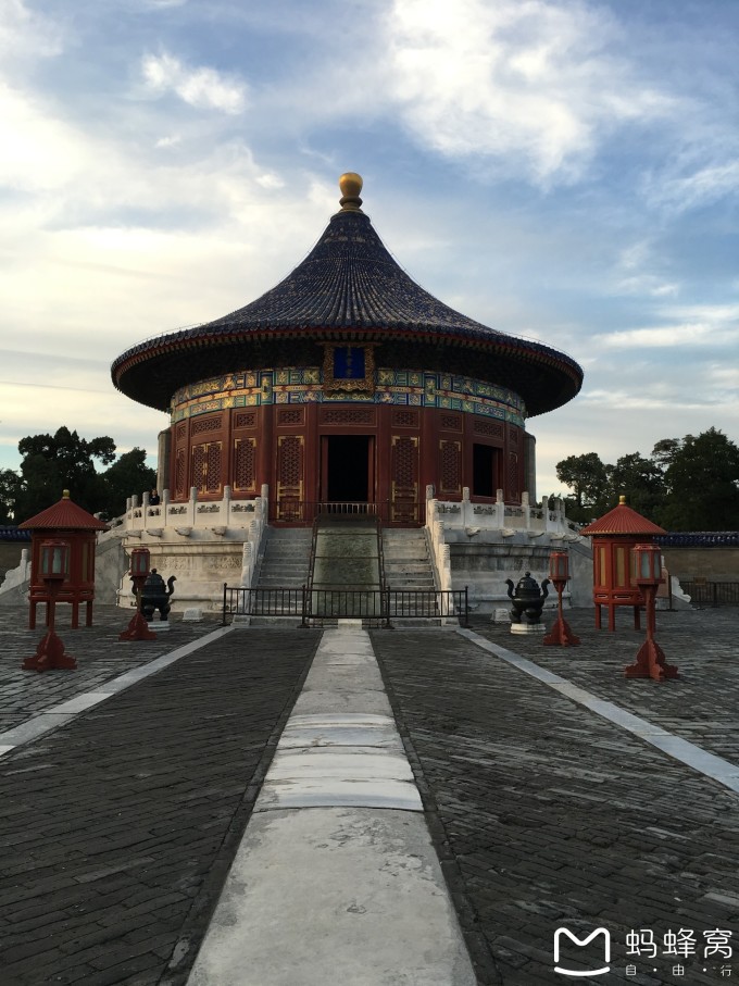 时间赶得正好。 注意:天坛大门,也就是公元大门晚上9点关门,但是,景点(圜丘坛/祈年殿/回音壁)是下午6点就关门,一定要区分开。要是千里迢迢来到天坛只为逛一逛公园那就没什么意义了。买票之前一定要问清楚。毕竟淡旺季的作息时间也会不一样。 我们进园的时间大概下午5点,下午的火烧云非常漂亮。 祈年殿殿内有28根金丝楠木大柱,里圈的四根寓意春夏秋冬四季,中间一圈12根寓意12个月,最外一圈12根寓意12时辰以及周天星宿。