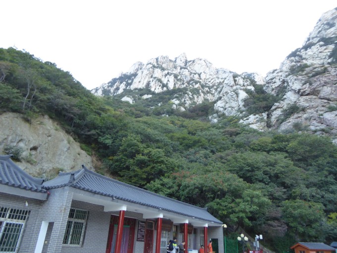 太室山,主峰峻极峰为嵩山之东峰,海拔1492米,主要建筑为中岳庙、嵩阳书院。据传,禹王的第一个妻子涂山氏生启于此,山下建有启母庙,故称之为太室(室:妻也。)。太室山共三十六峰,岩幛苍翠相间,峰壁环向攒耸,恍若芙蓉之姿。主峰峻极峰,则以《诗经嵩高》峻极于天为名,后因清高宗乾隆游嵩山时,曾在此赋诗立碑,所以又称御碑峰。登上峻极峰远眺,西有少室侍立,南有箕山面拱,前有颍水奔流,北望黄河如带。倚石俯瞰,脚下峰壑开绽,凌嶒参差,大有一览众山小之气势。山峰间云岚瞬息万变,美不胜收。正如诗中所说: