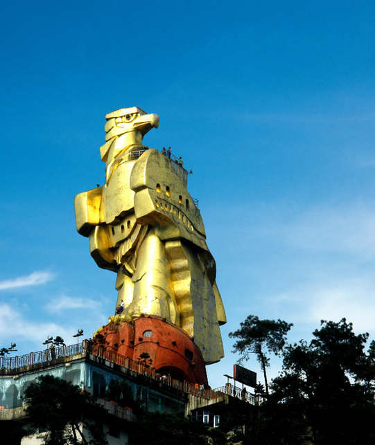 重庆有哪些是必须体验的 南山大金鹰观景台 "大金鹰"雕塑,雄居在 重庆